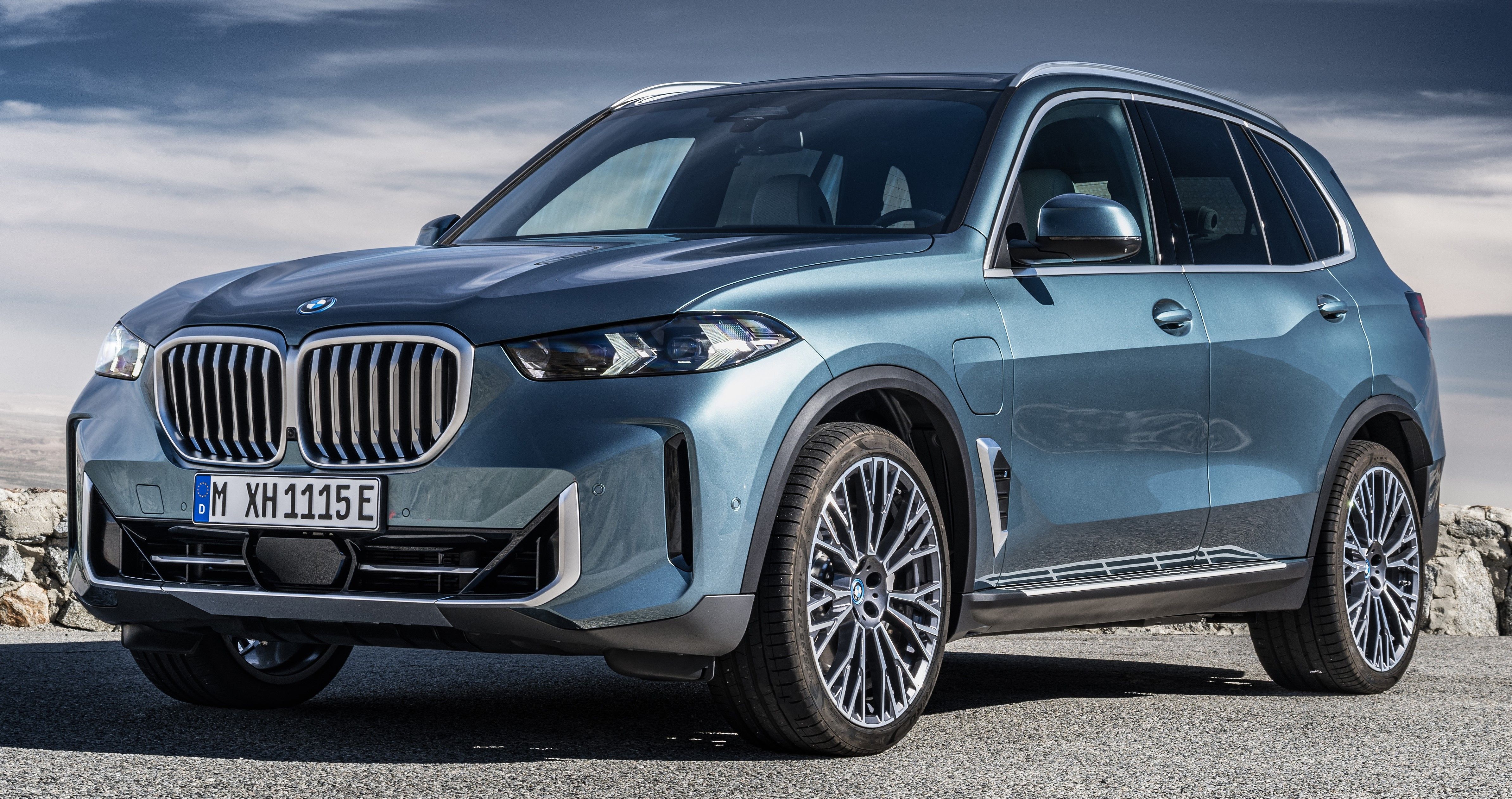 BMW X5 xDrive50e azul estacionado ao ar livre