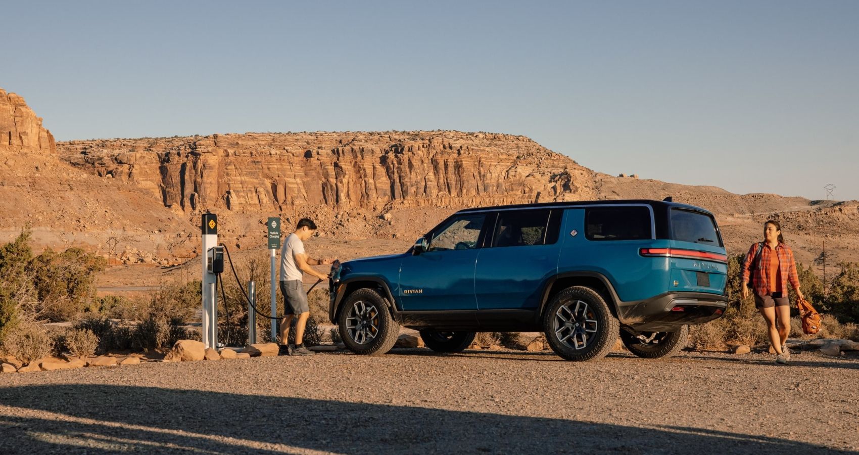 Vista traseira do Rivian R1S estacionada