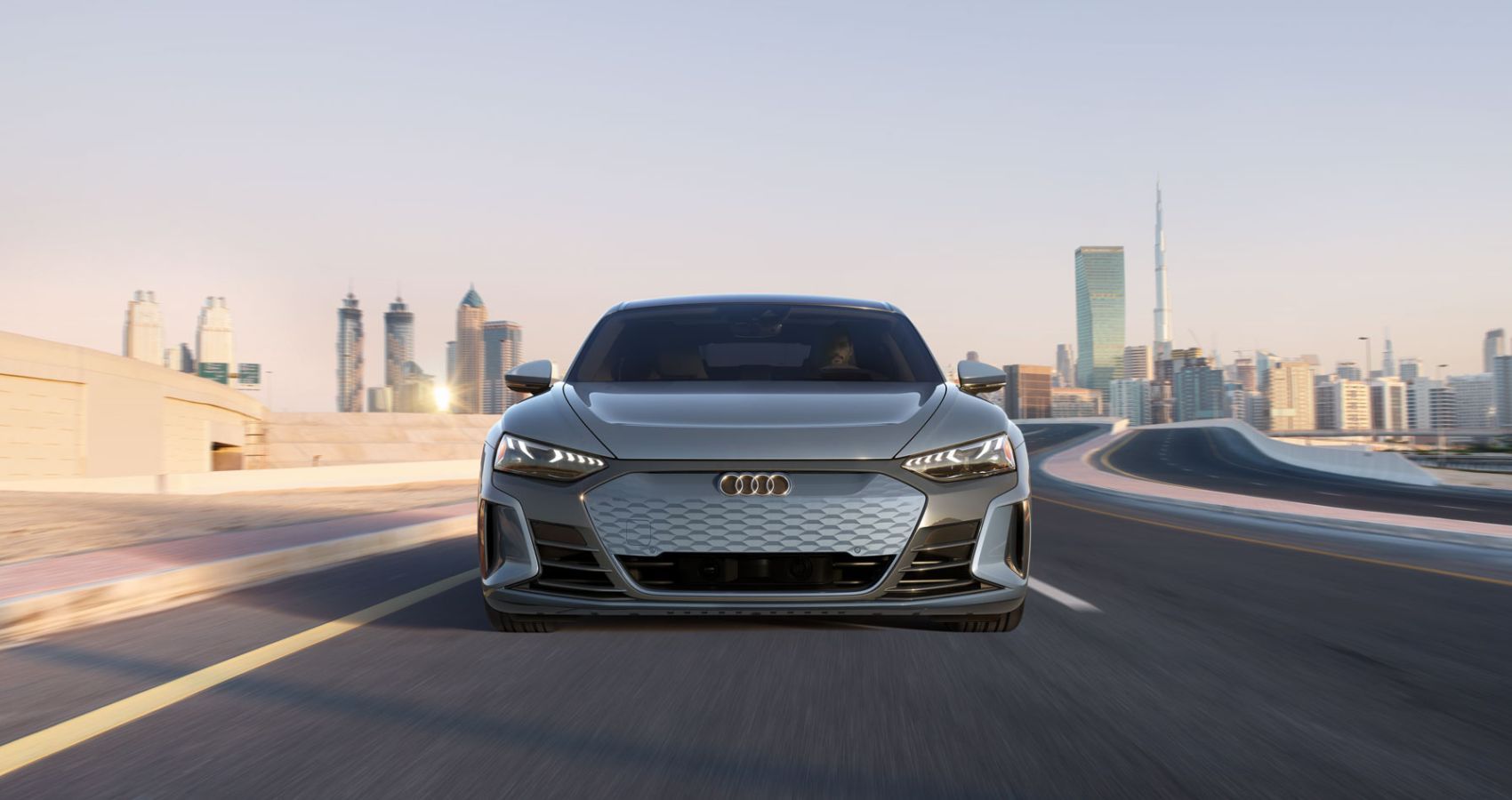 Изображение Audi E-Tron GT 2023 года выпуска спереди крупным планом