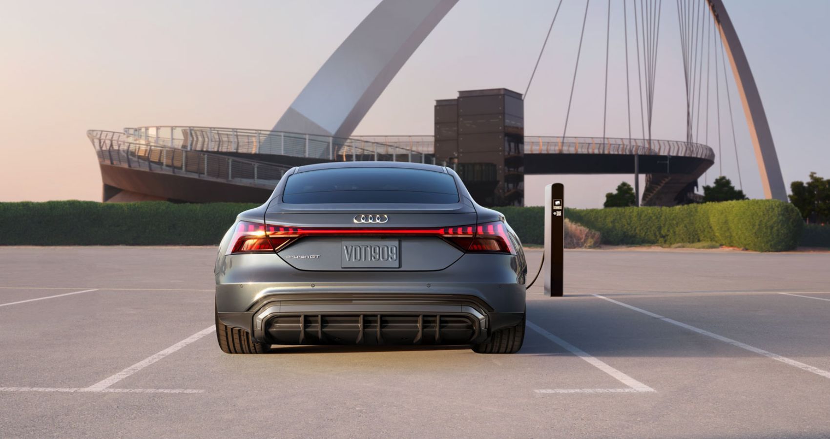 Изображение Audi E-Tron GT 2023 года выпуска сзади среднего размера