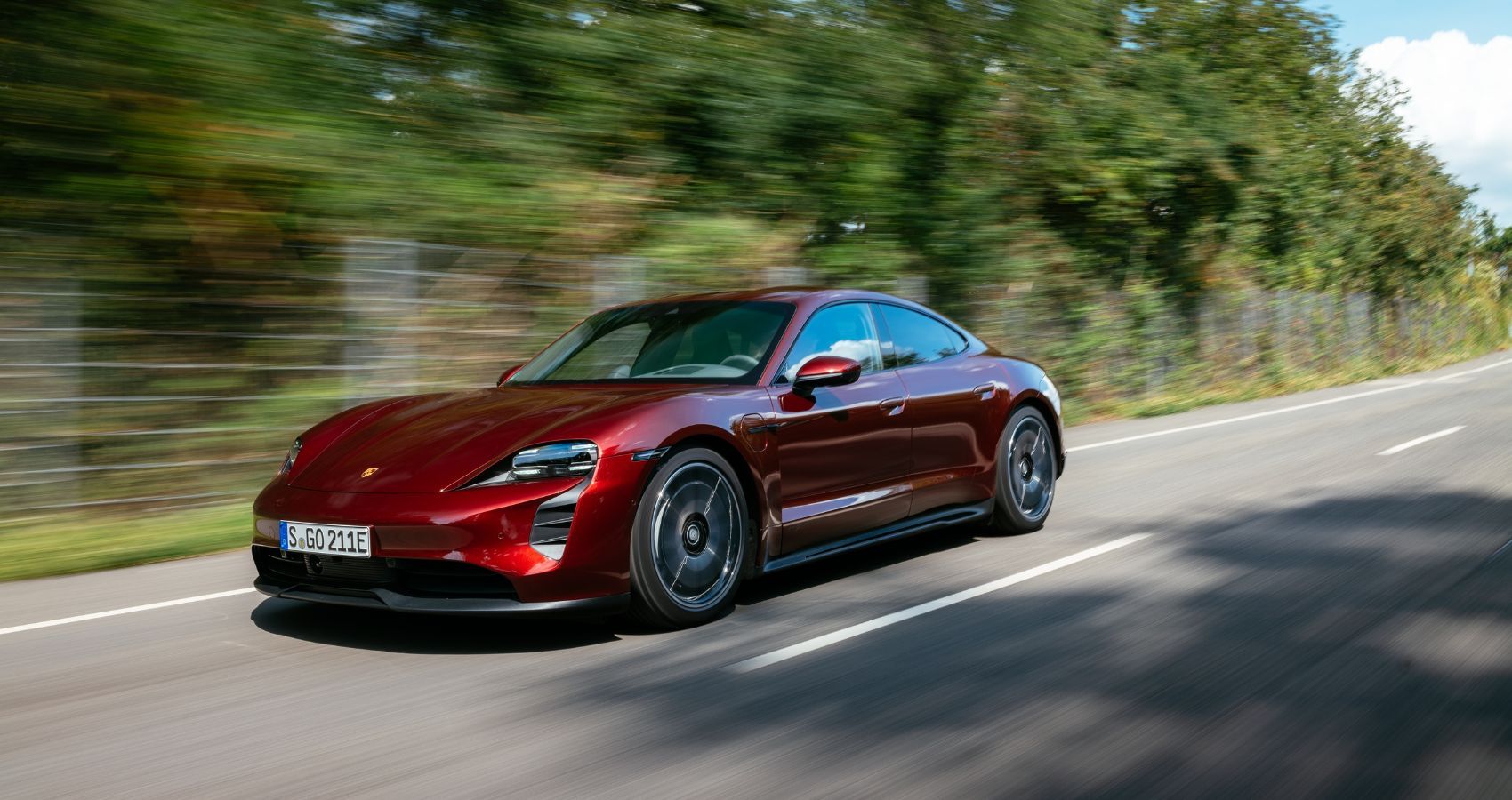 Изображение Porsche Taycan 4S спереди в три четверти