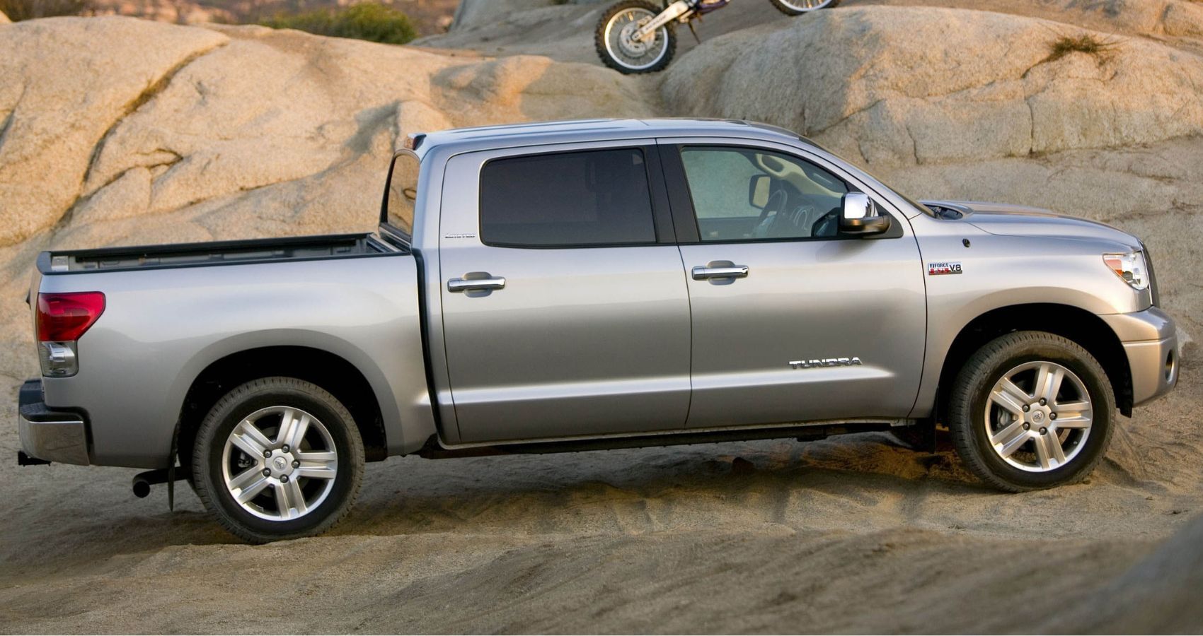 Imagem lateral do Toyota Tundra CrewMax 2008