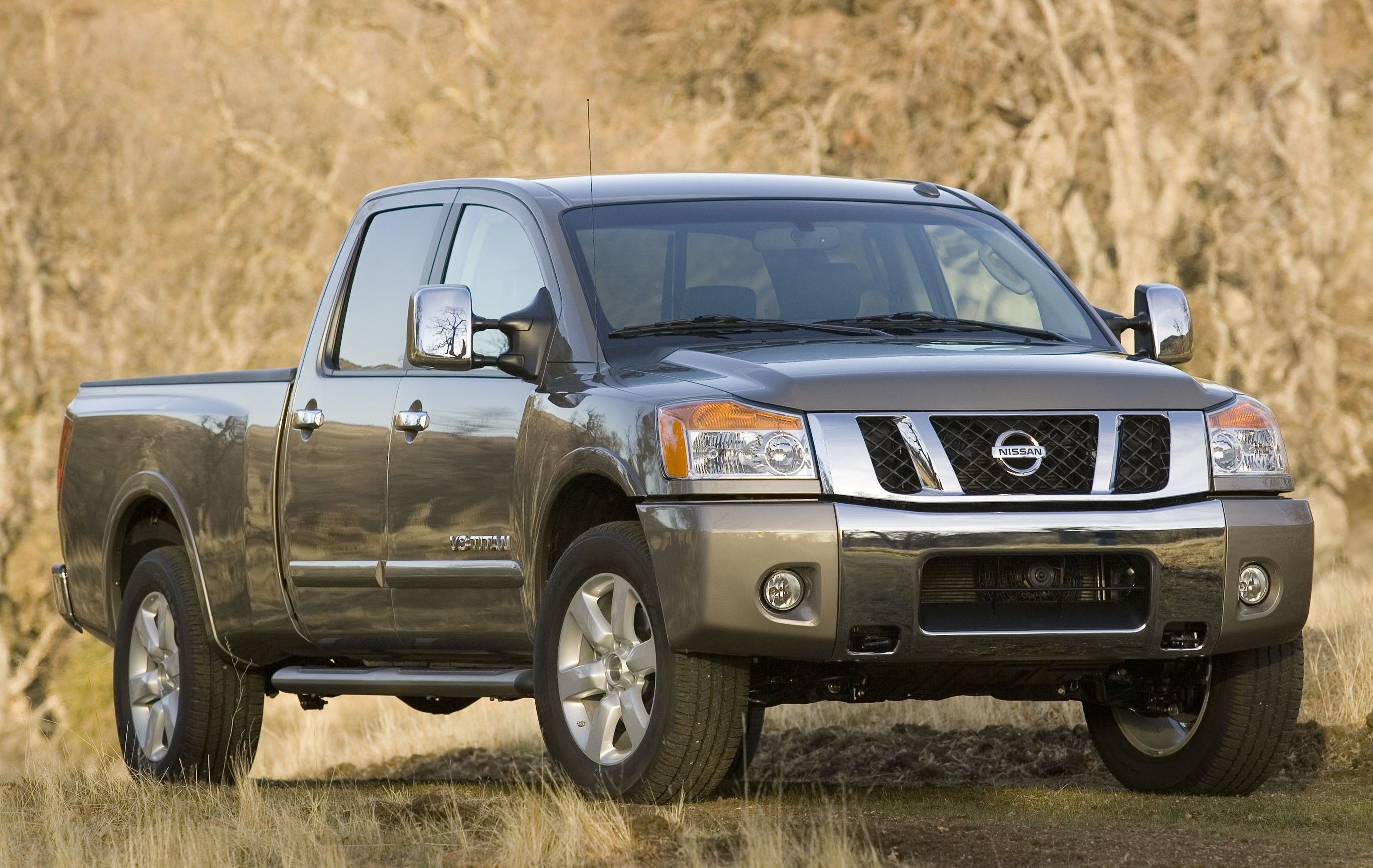 Cinza 2008 Nissan Titan estacionado ao ar livre