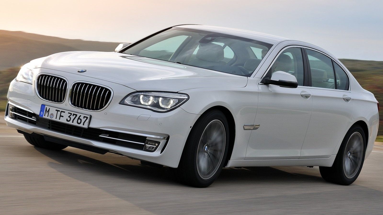 BMW 760Li 2013 putih di jalan