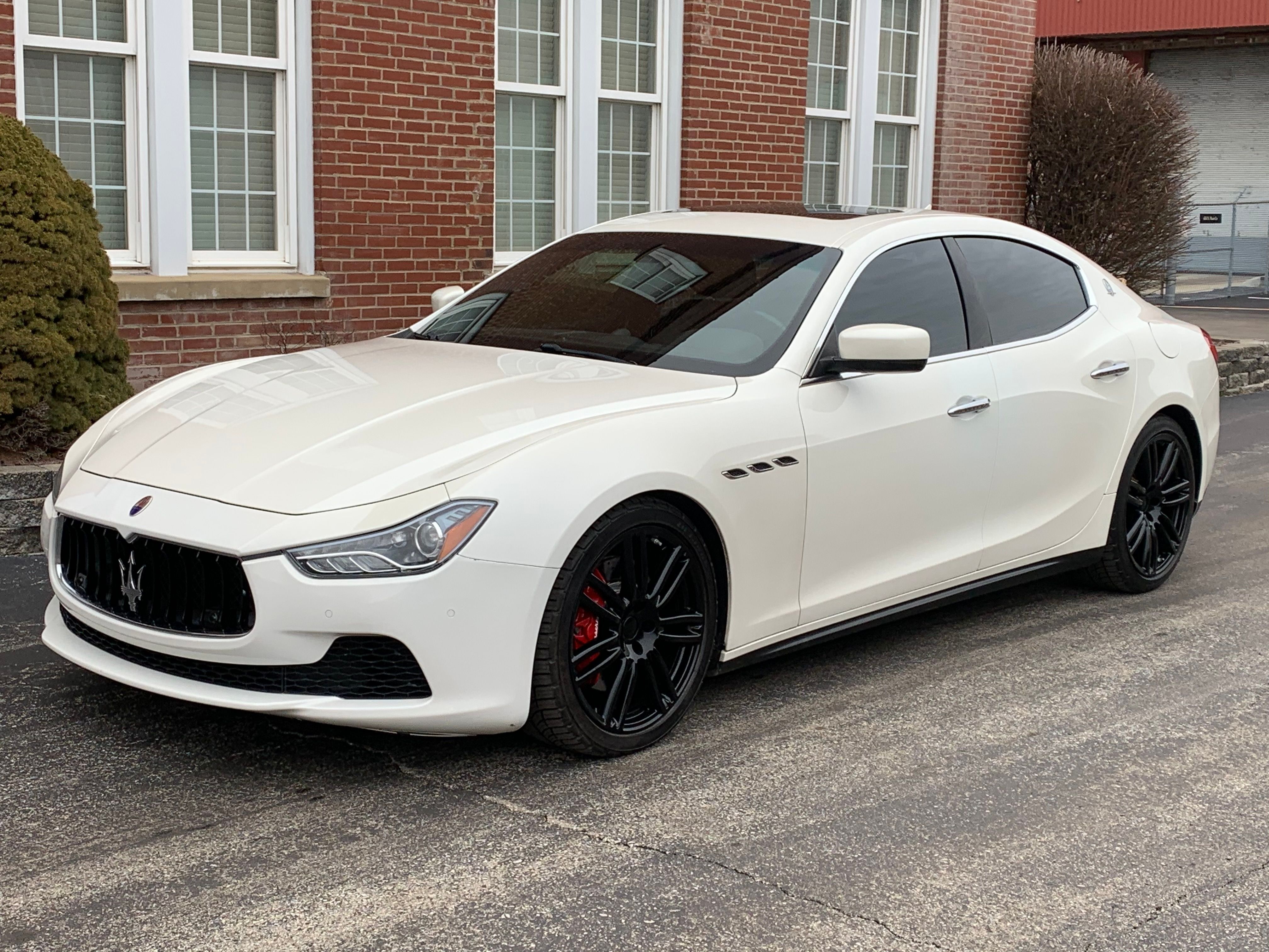 Branco 2015 Maserati Ghibli S Q4 estacionado do lado de fora