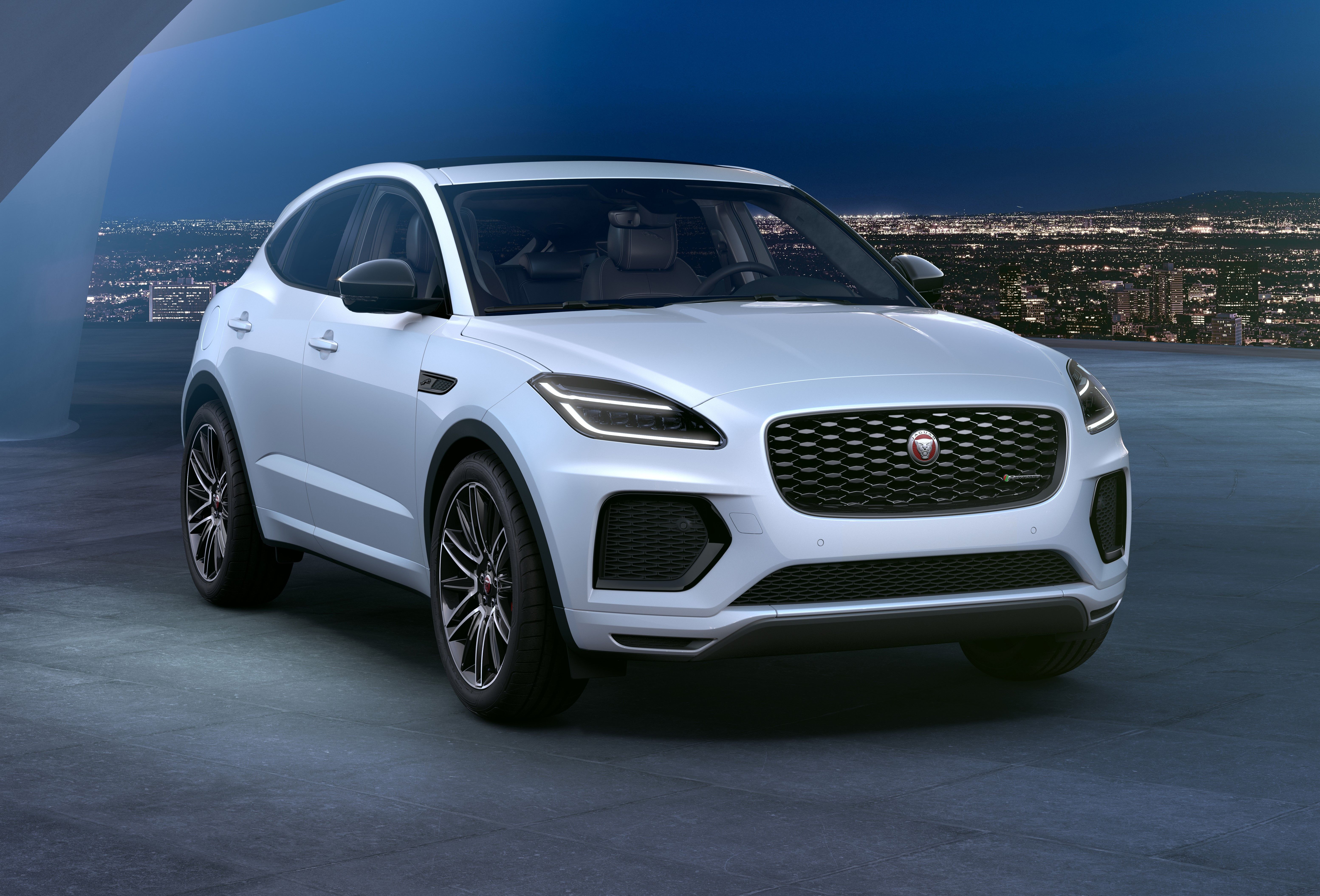 Branco 2018 Jaguar E-Pace estacionado