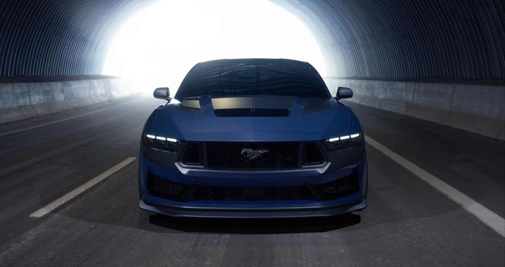 Vista frontal do Ford Mustang Dark Horse 2024 em um túnel