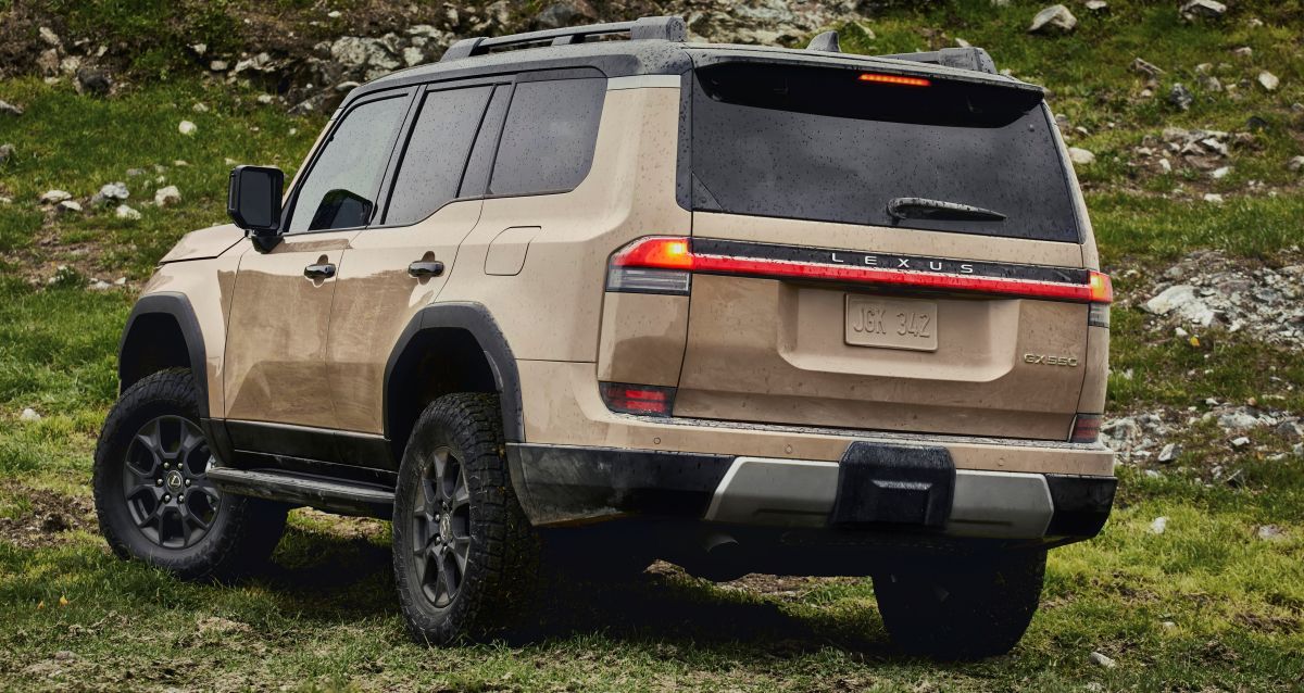 Lexus GX 2024 сзади на три четверти перегружен