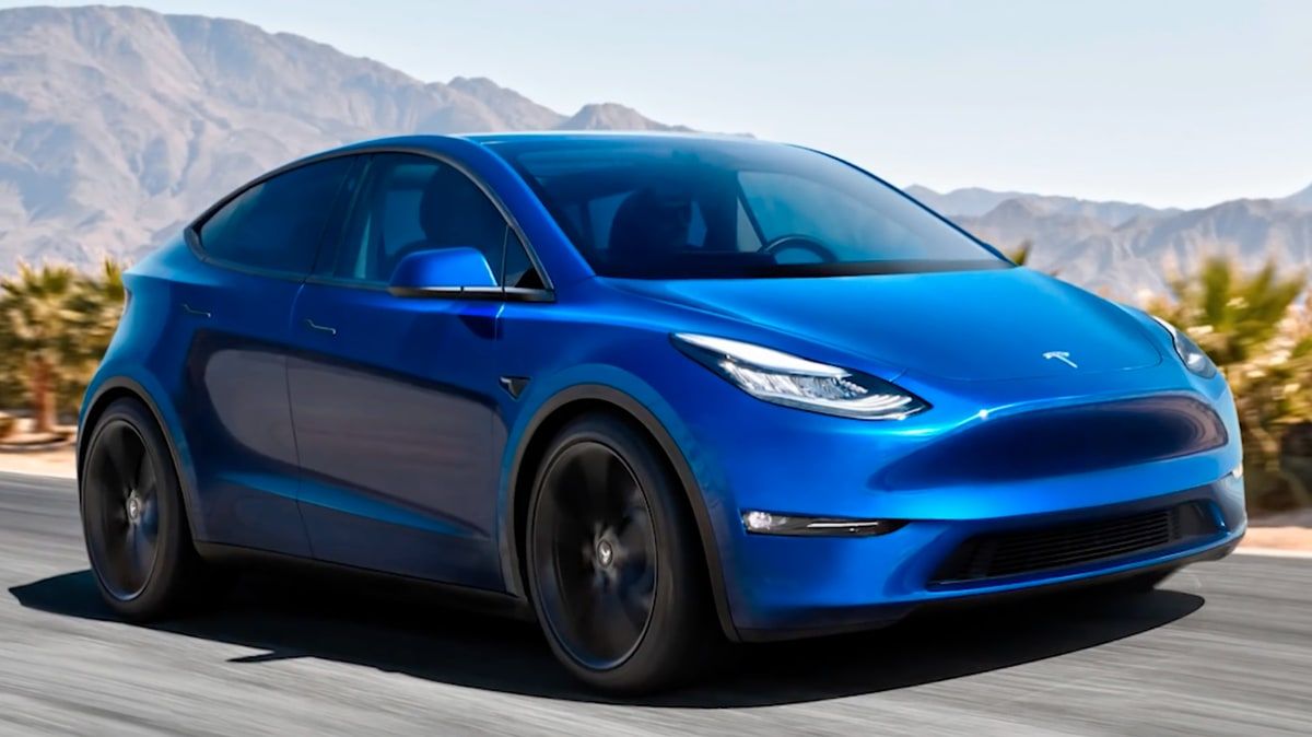 Azul 2025 Tesla Model 2 na estrada