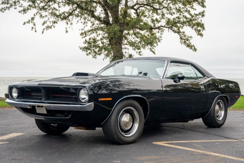 A visão completa do plymouth preto 1970 Hemi cuda