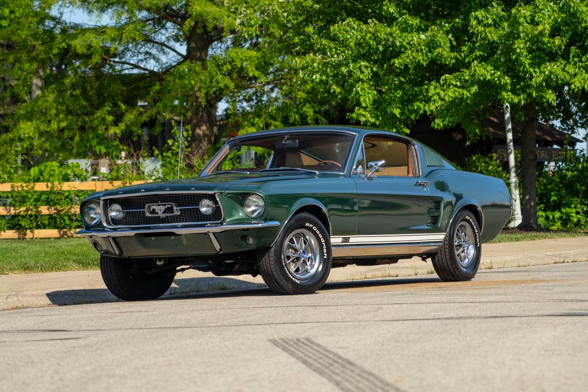 Ford Mustang GT Fastback verde 