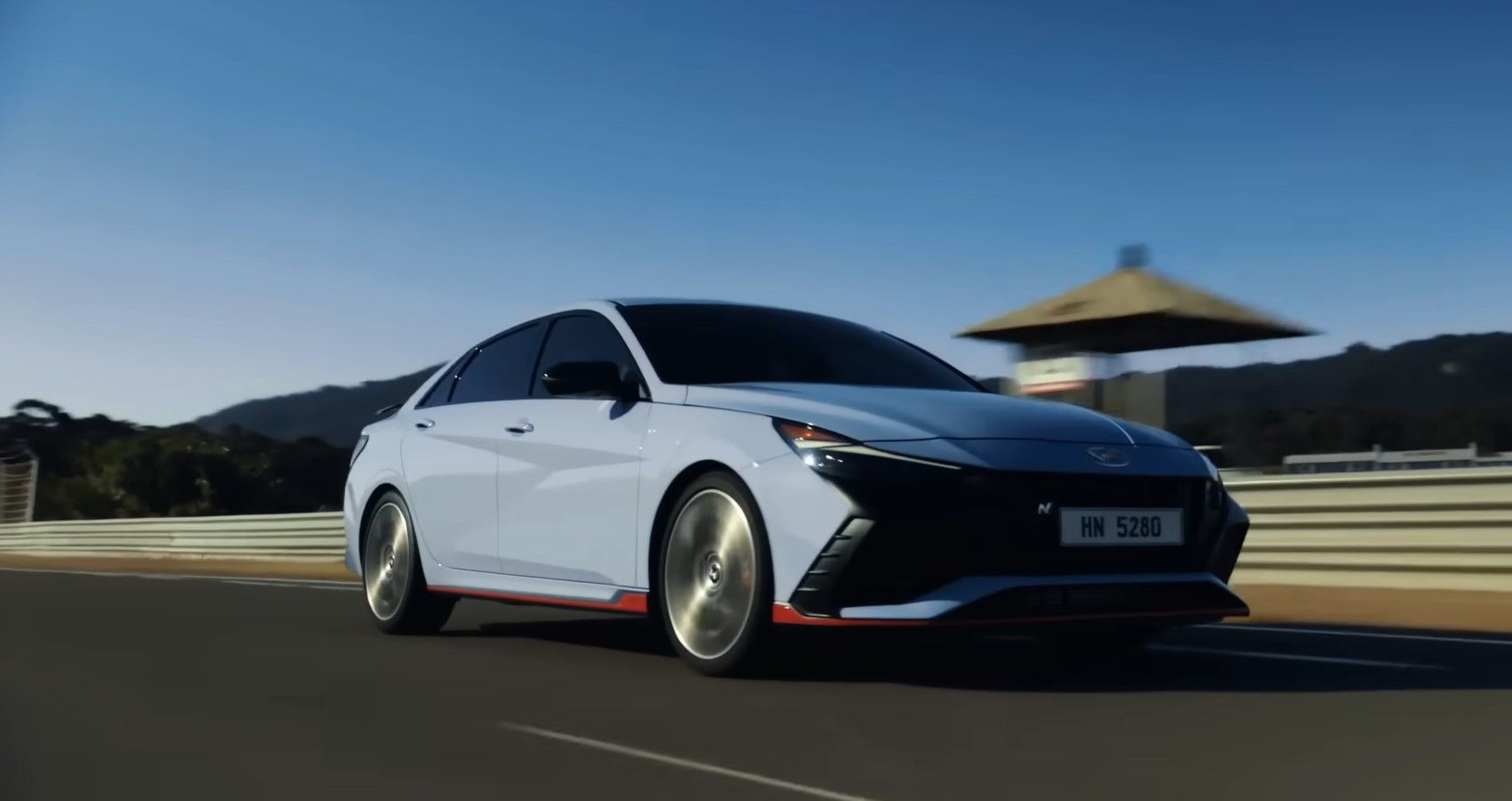 Uma foto frontal do Hyundai Elantra N azul