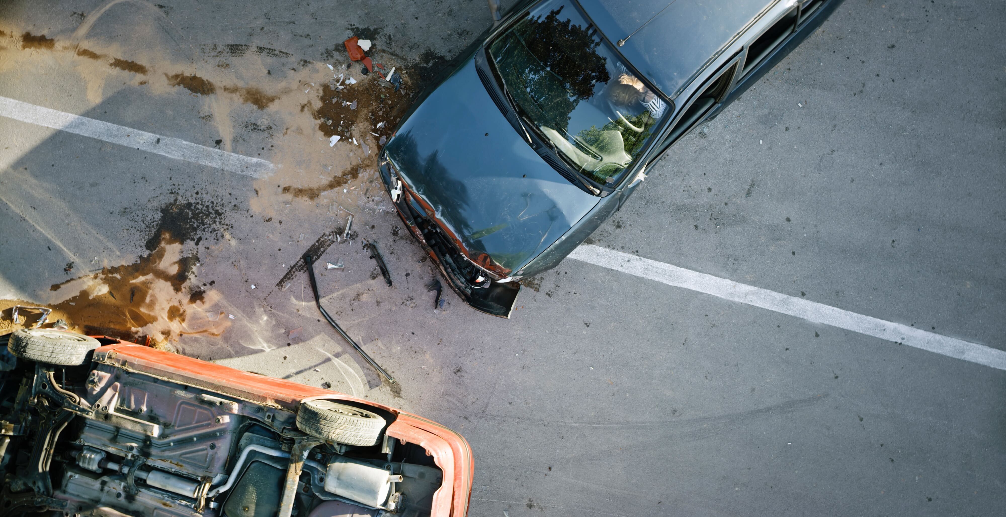Um grande acidente de carro com um veículo virado para baixo