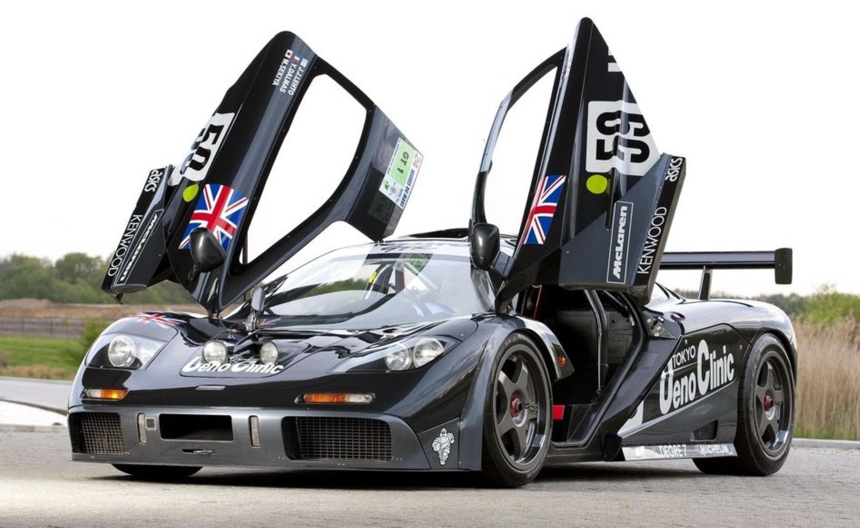 1995 McLaren-F1_GTR com suas portas diédricas abertas