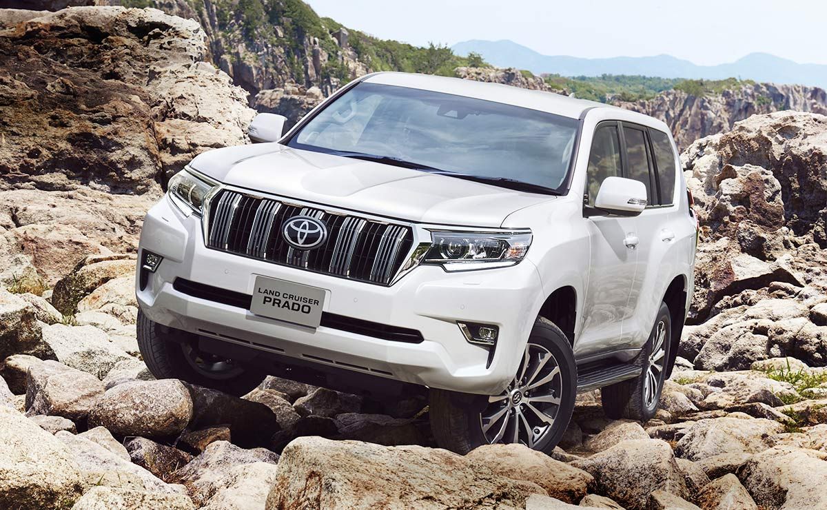 Vista frontal do Toyota Land Cruiser Prado