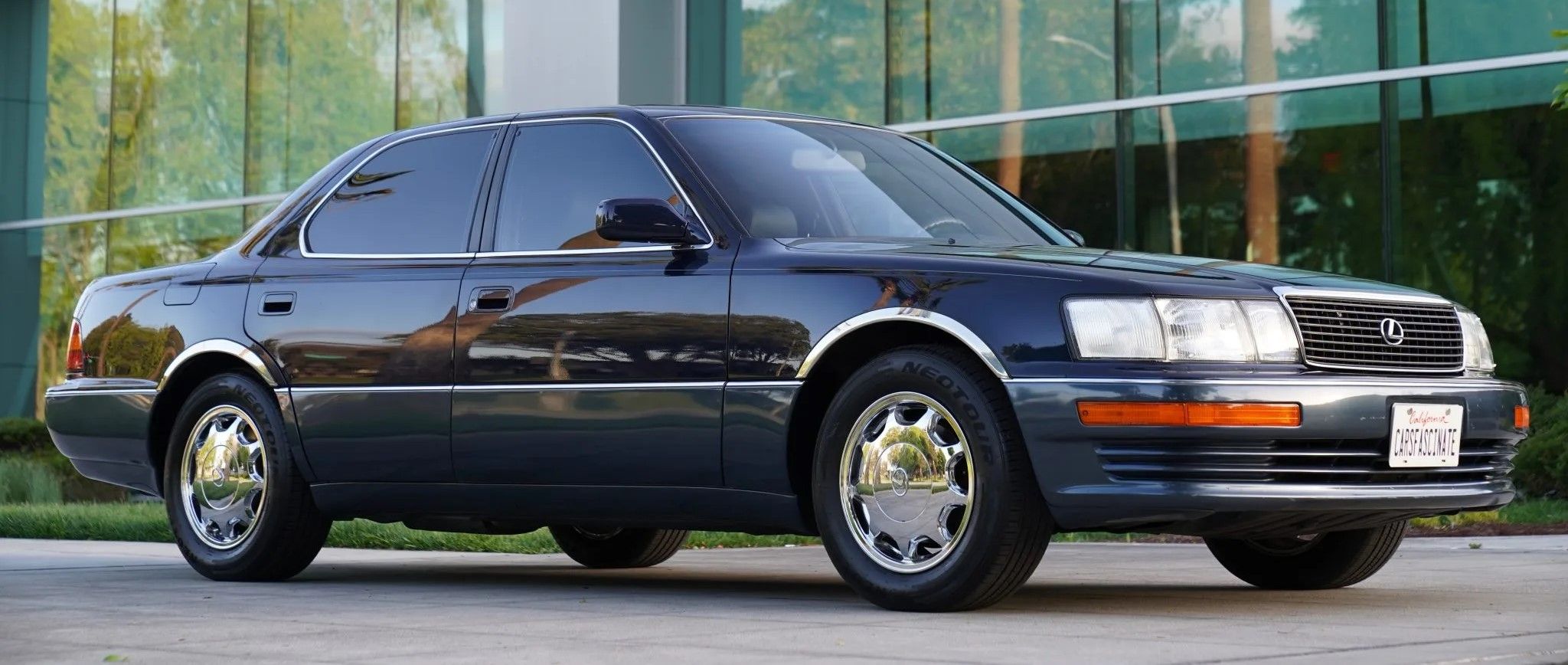 Lexus LS400 preto 1994 estacionado ao ar livre