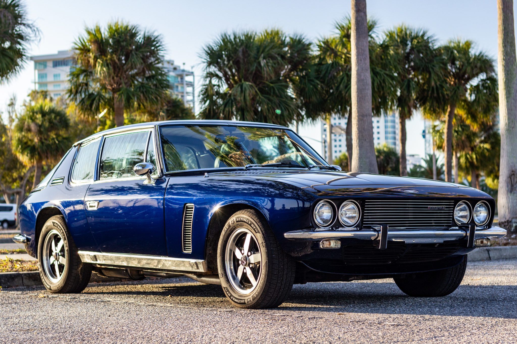 Carro clássico azul Jensen Interceptor 1974