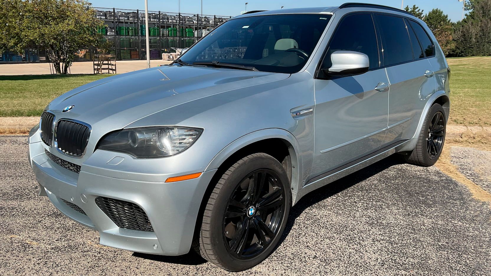 Prata 2010 BMW X5 M, estacionado