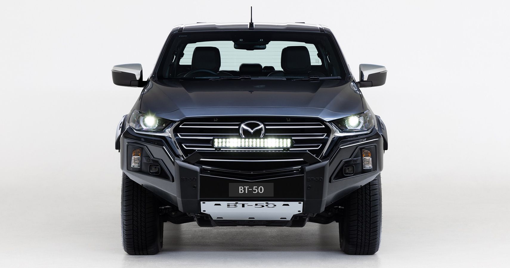 frente do pacote Mazda BT-50 azul 2023