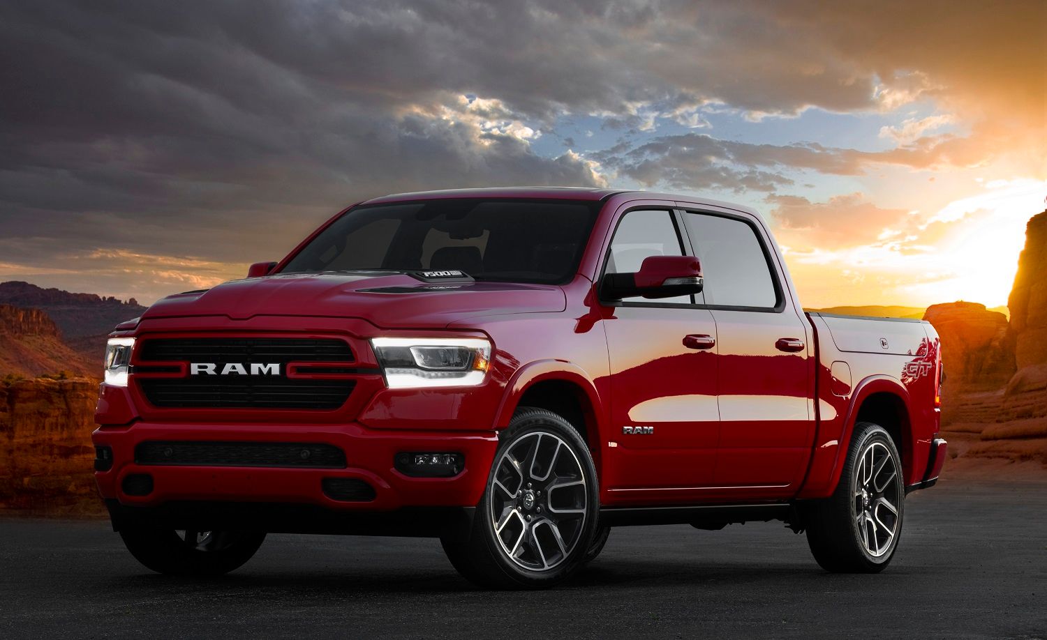 2023 Ram 1500 estacionado no asfalto.