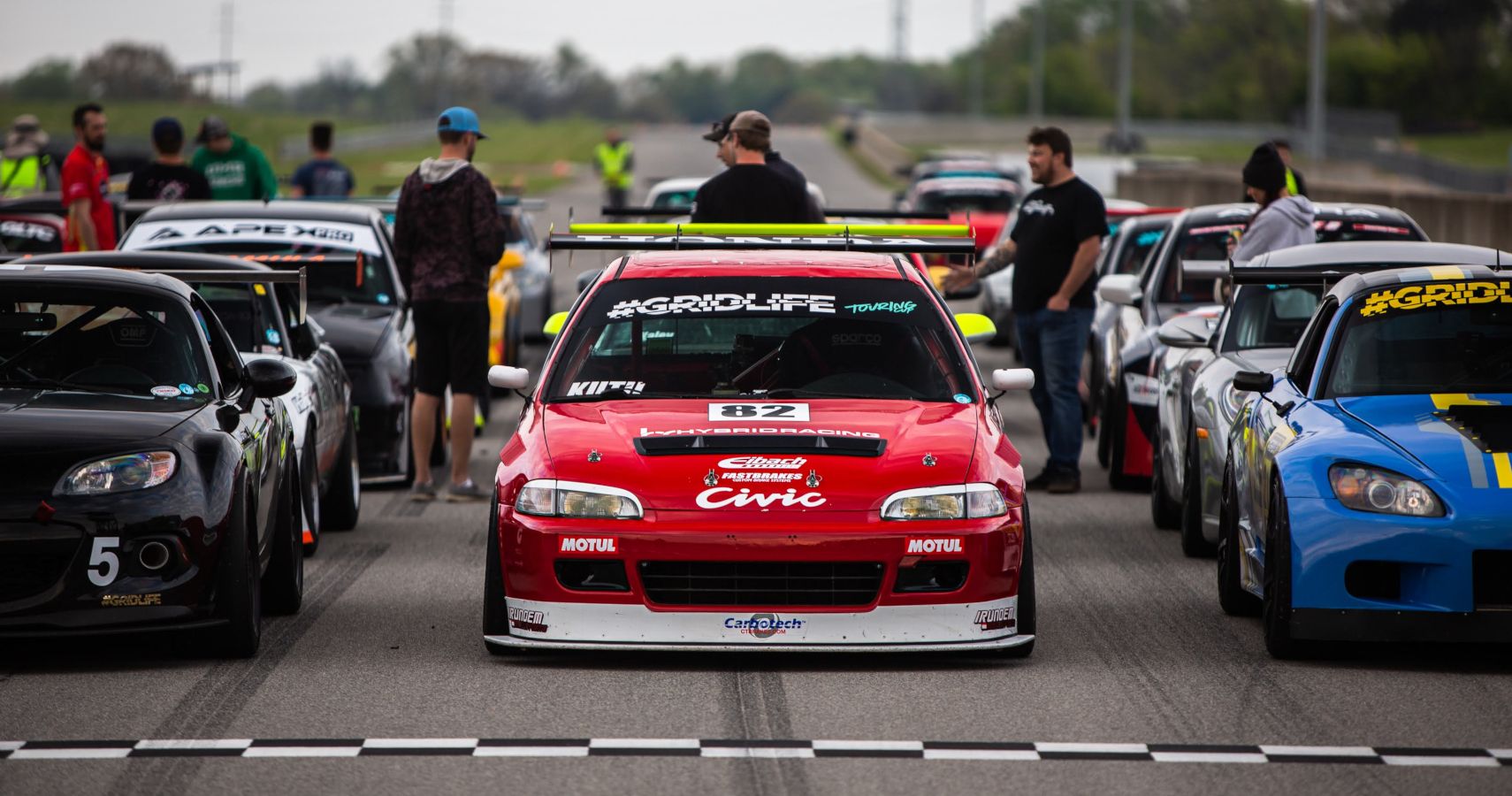 GRIDLIFE motorsports grid with cars at start line