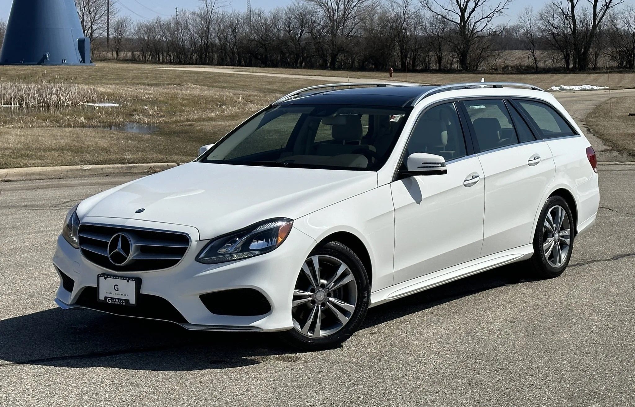 Branco 2014 Mercedes-Benz E-Class Wagon estacionado ao ar livre