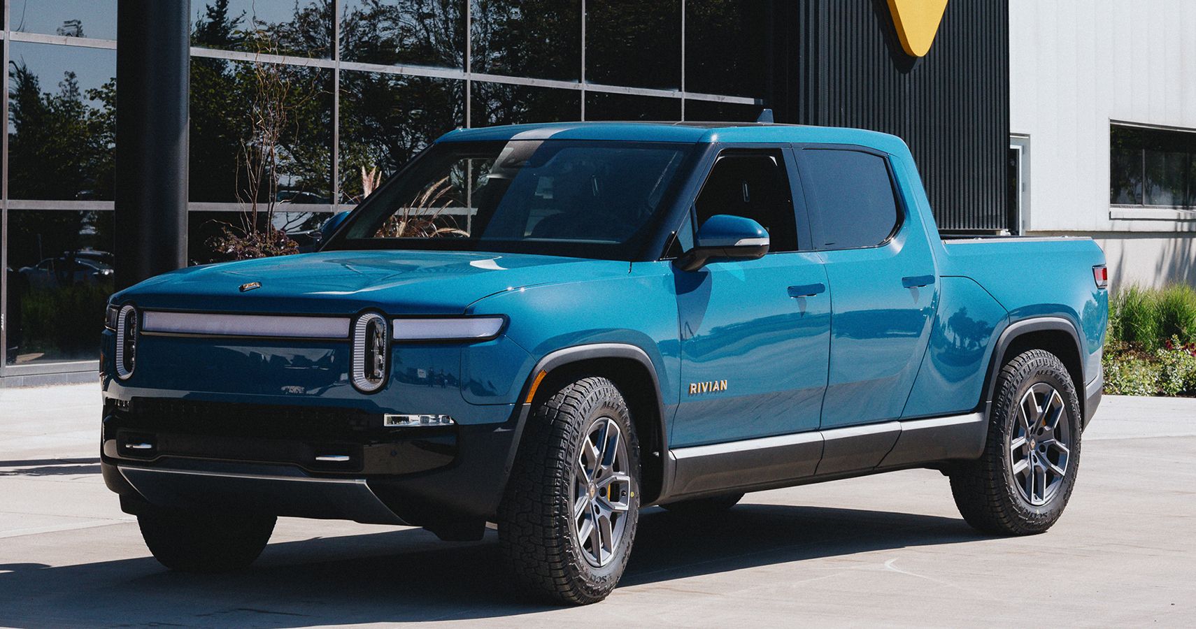 frente lateral azul Rivian R1T na planta