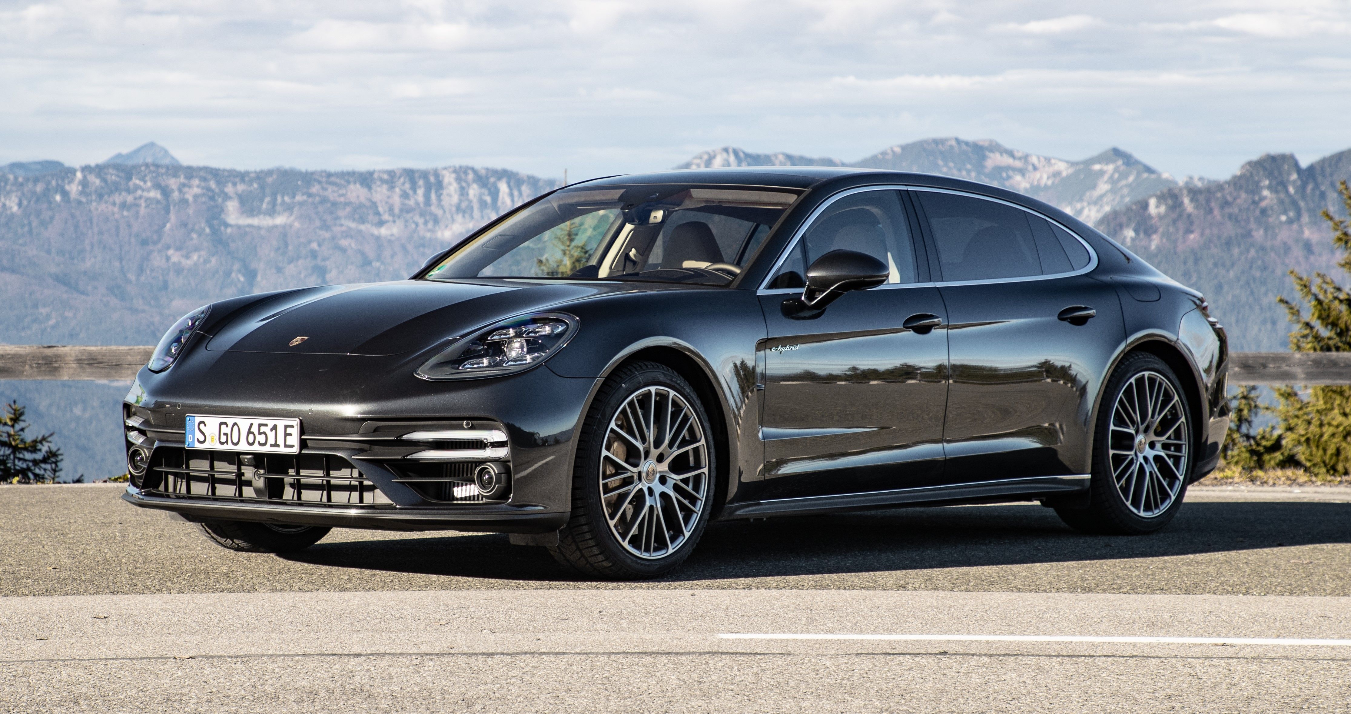 Porsche Panamera Turbo S E-Hybrid Executive preto estacionado ao ar livre