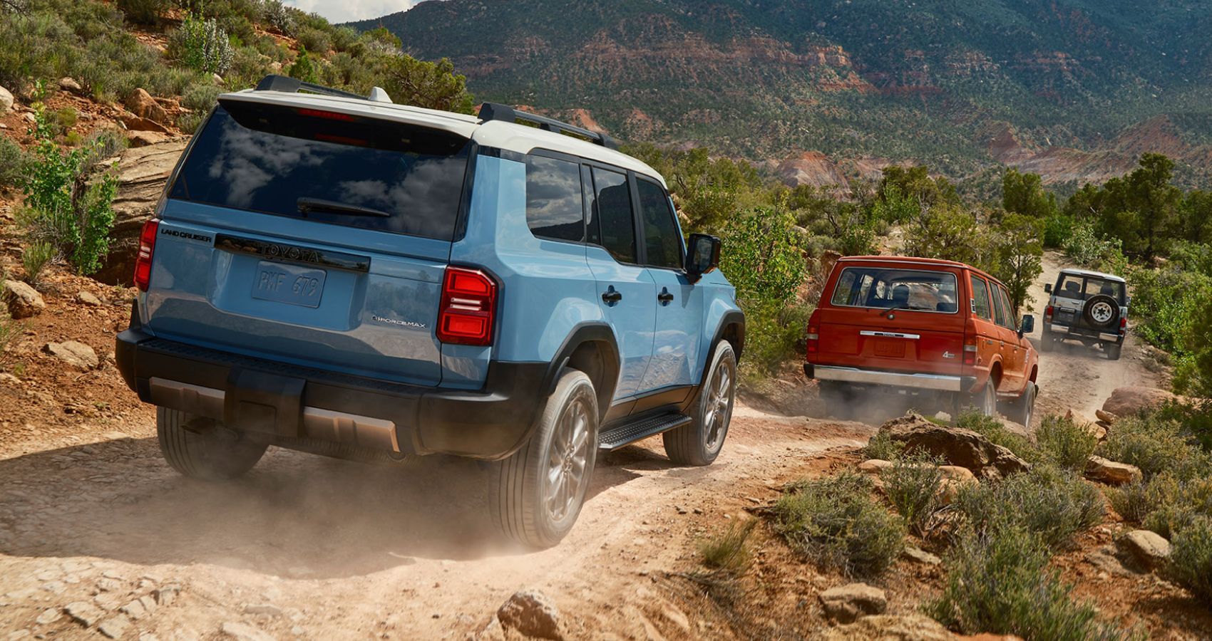 Vista lateral traseira de um Toyota Land Cruiser 2024.