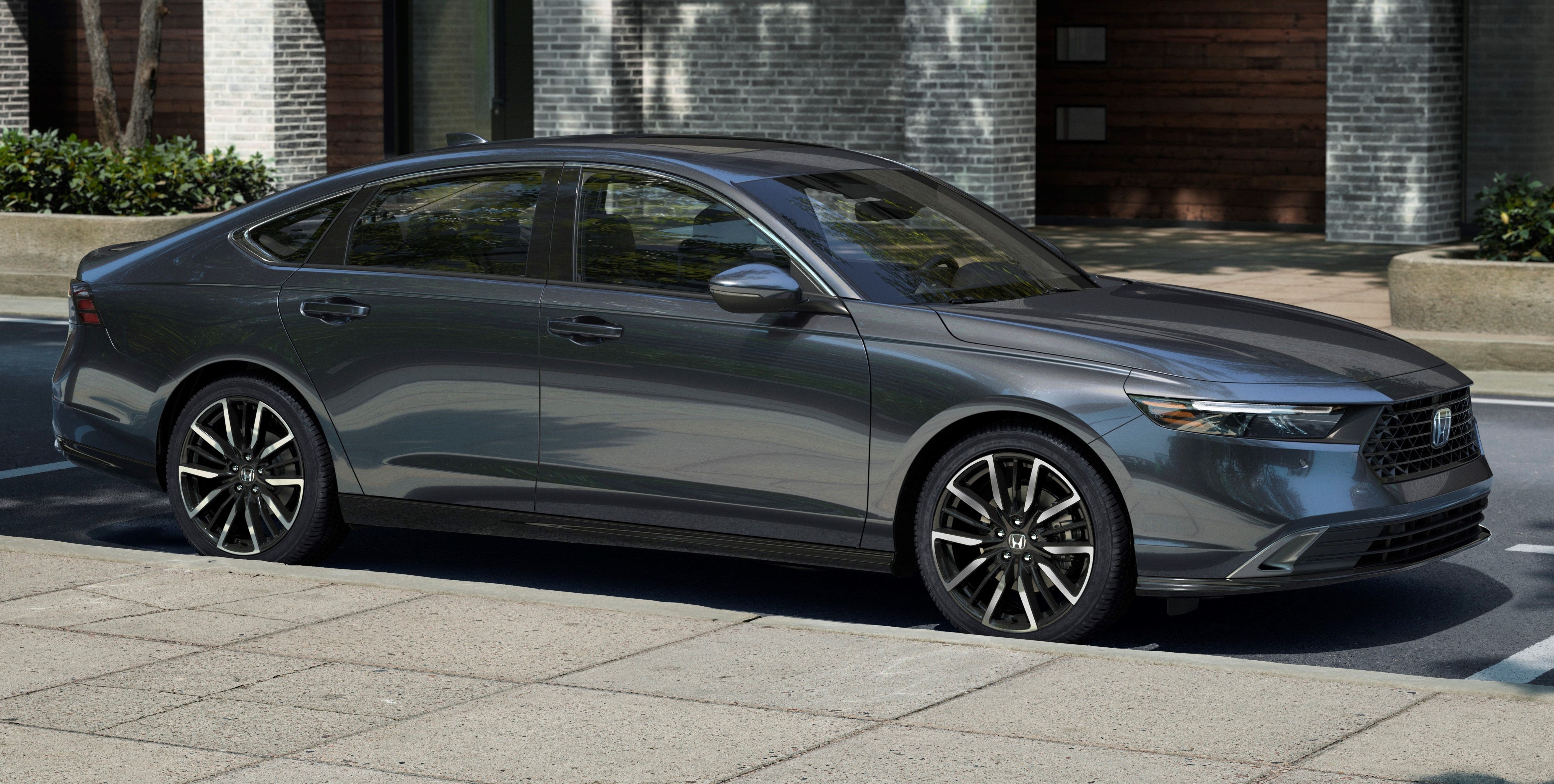 Cinza 2023 Honda Accord Touring estacionado ao ar livre