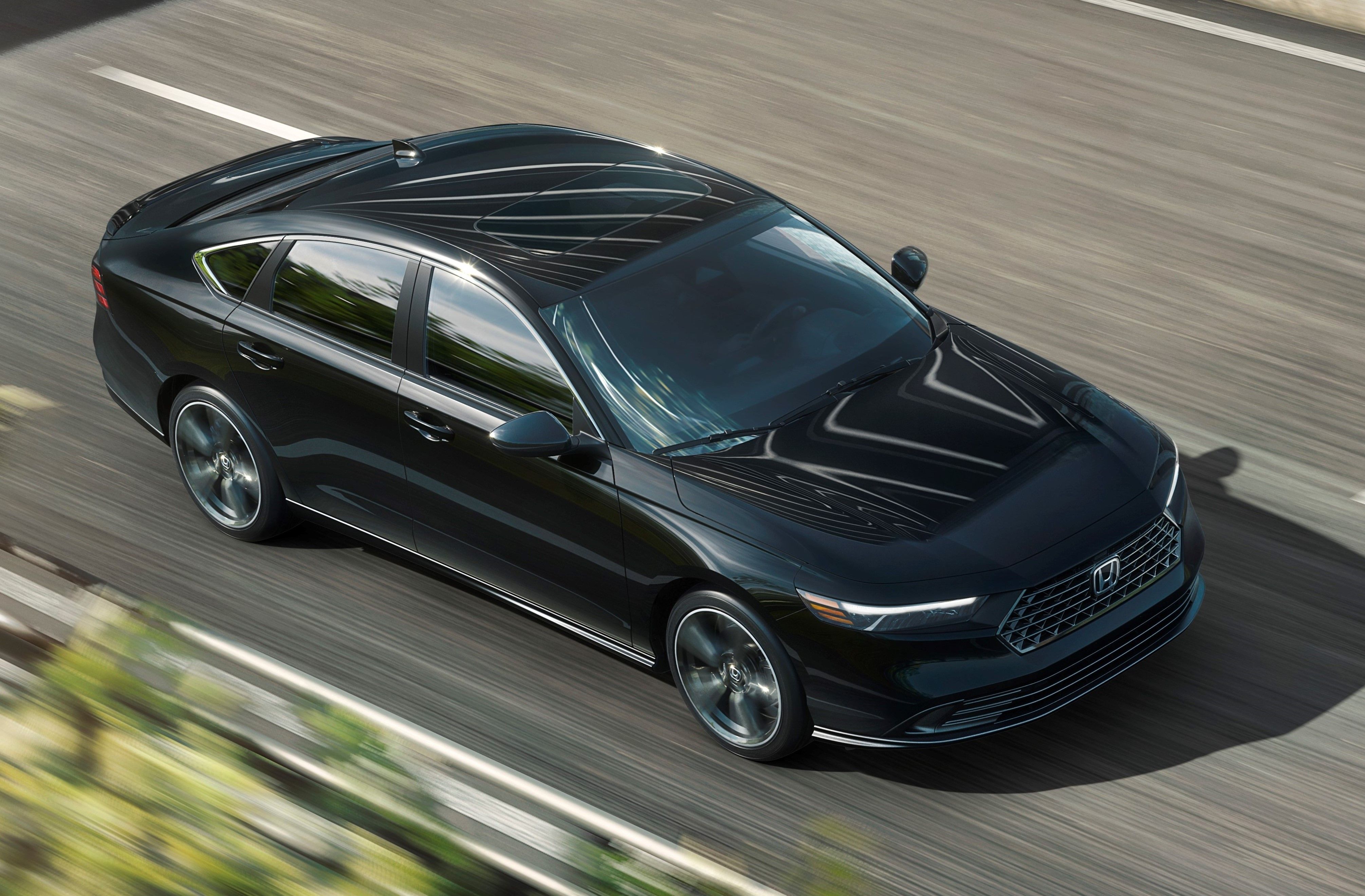 Honda Accord Sport preto 2023 dirigido na estrada