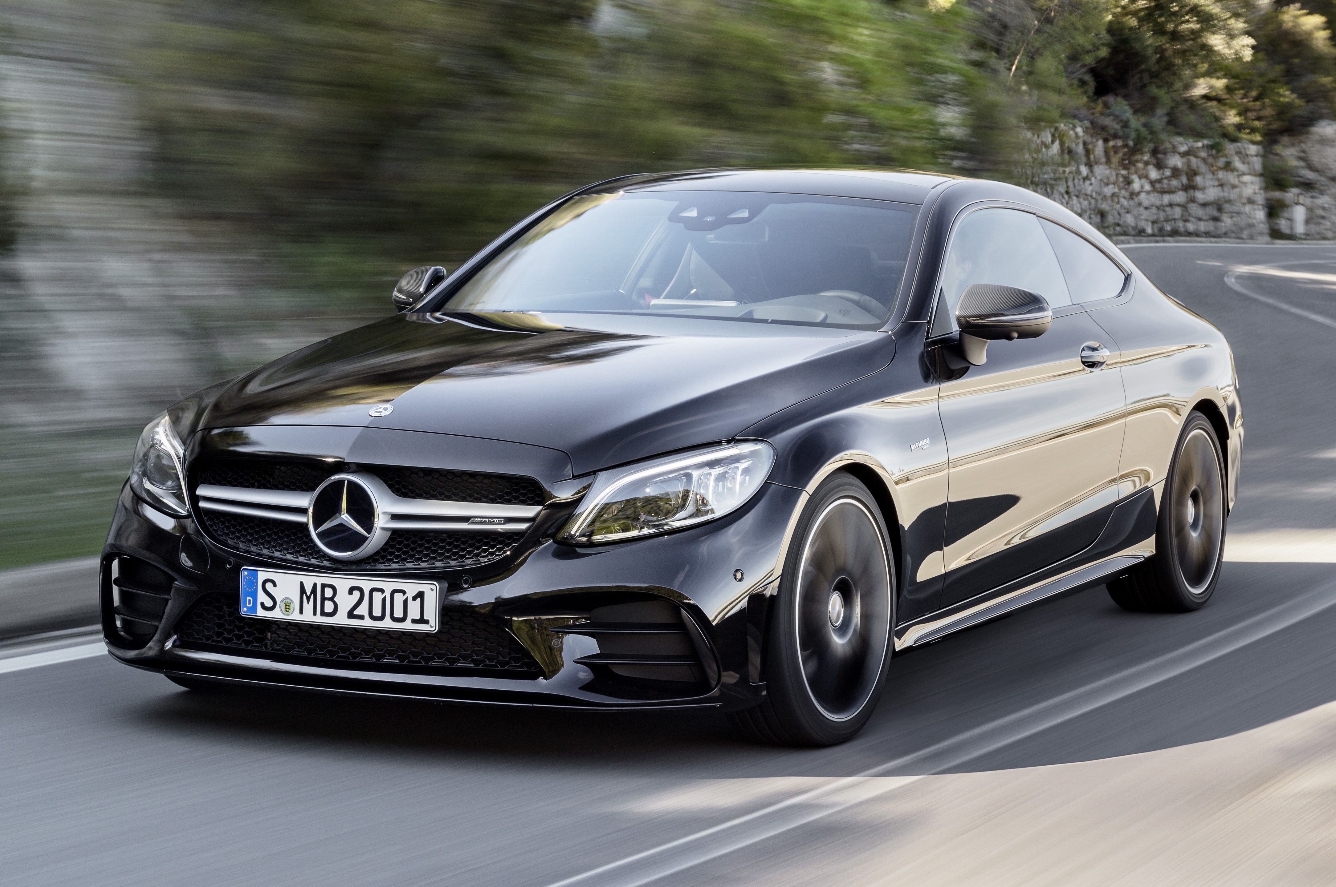 Mercedes-AMG C 43 Coupe preto 2023 dirigido na estrada