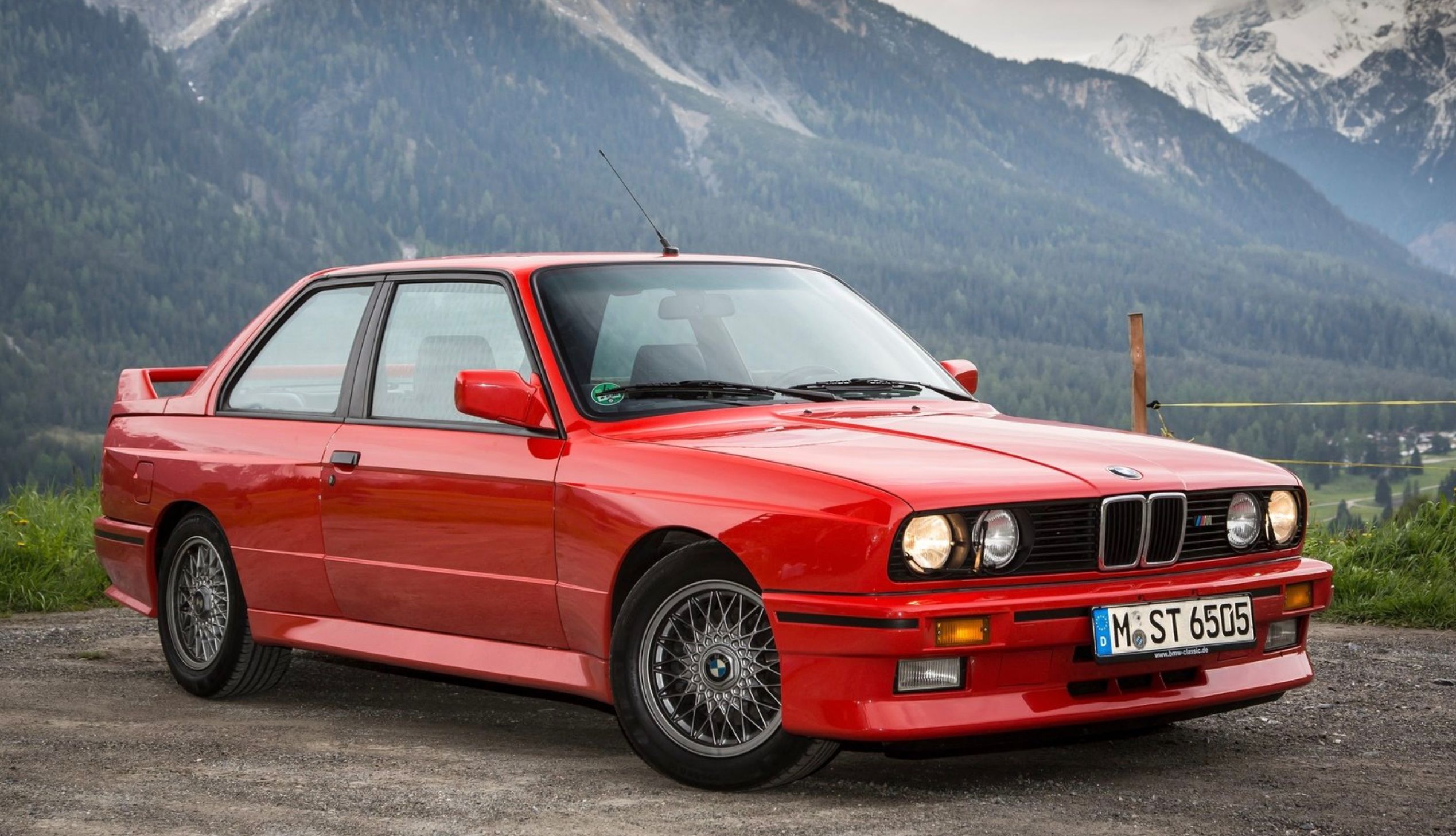 BMW M3 E30 vermelho