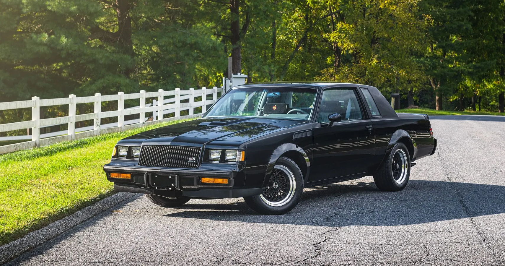 Buick GNX 1987, vista frontal, estacionado do lado de fora.
