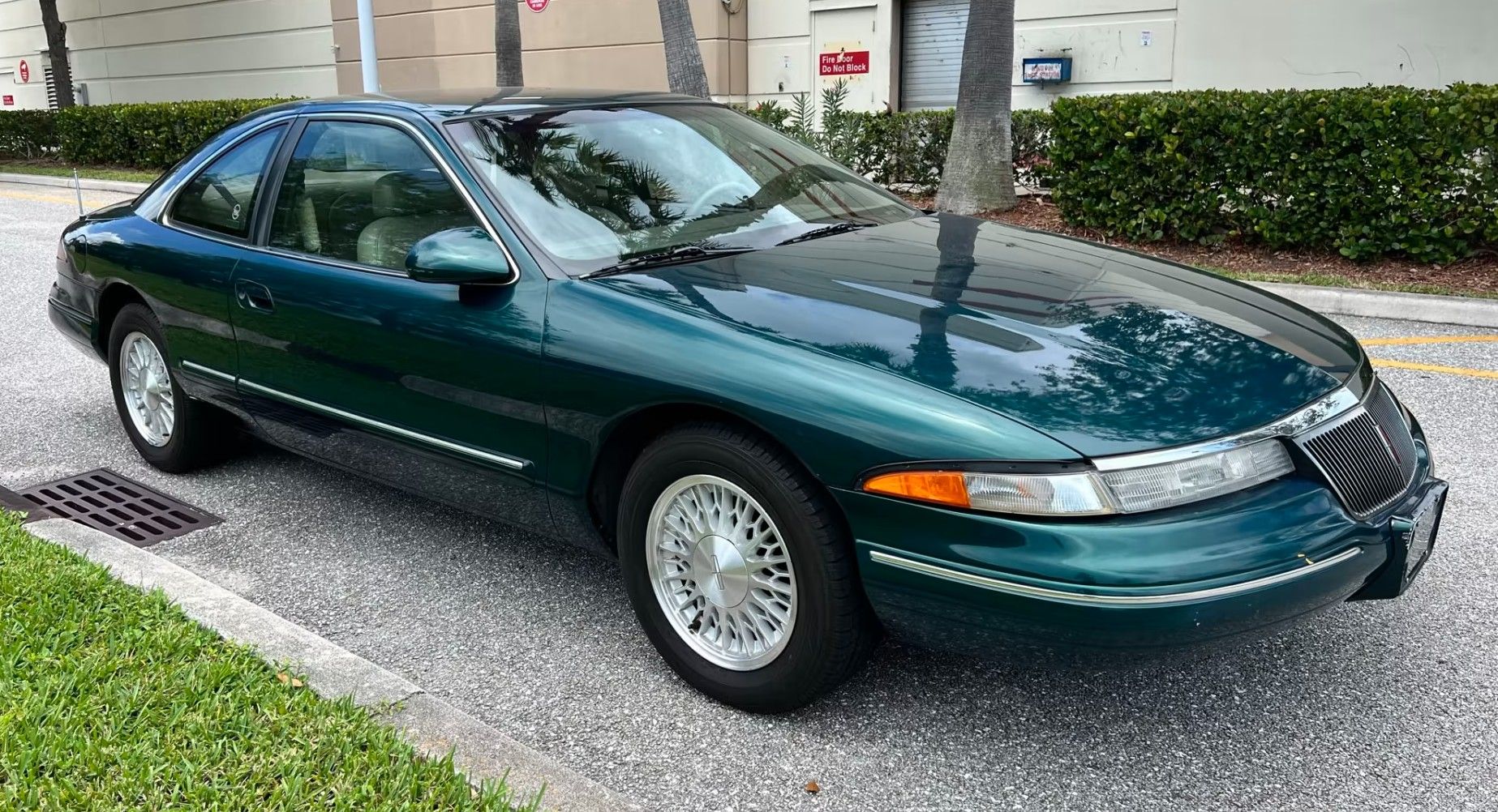 Sudut seperempat depan Lincoln Mark VIII 1993