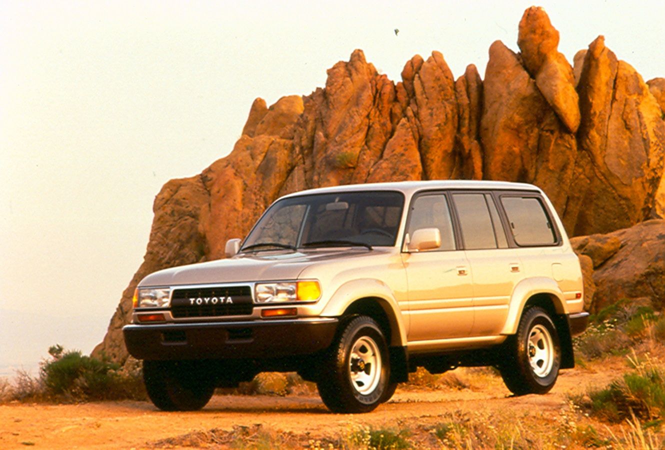 Toyota Land Cruiser 1994, vista frontal, estacionado do lado de fora.