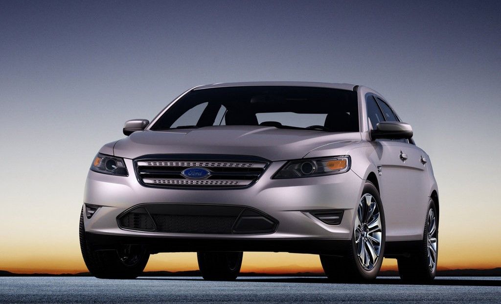 Prata 2010 Ford Taurus SHO na estrada