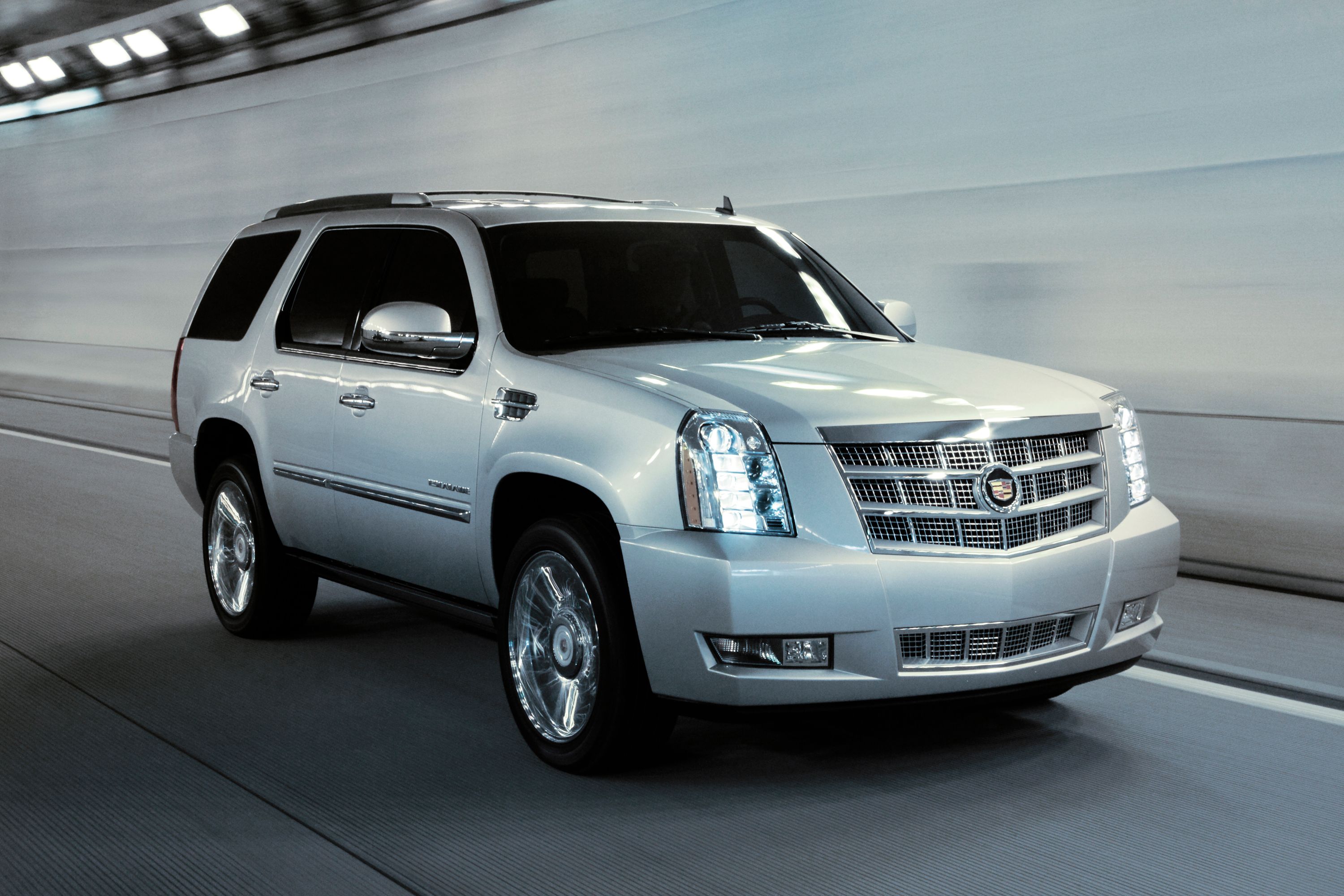 Prata 2013 Cadillac Escalade Platinum na estrada