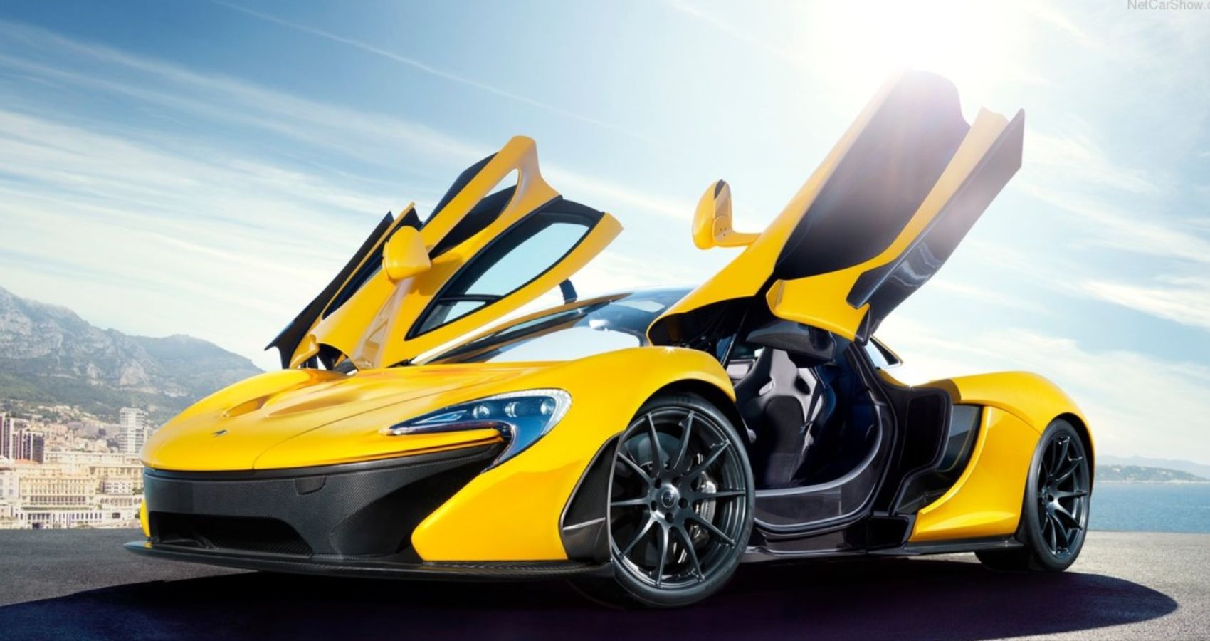 Portas dianteiras amarelas do McLaren P1 2014 abertas