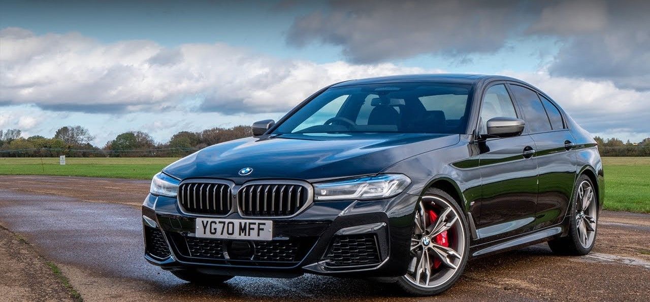 2021 BMW M550i xDrive (preto) - frontal