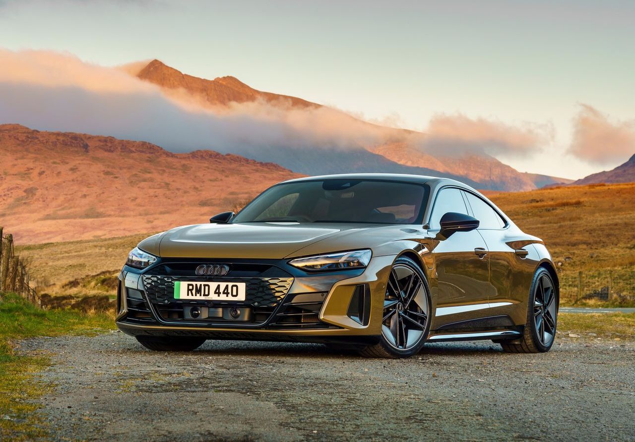 2022 Audi RS E-Tron GT carro esportivo cáqui EV