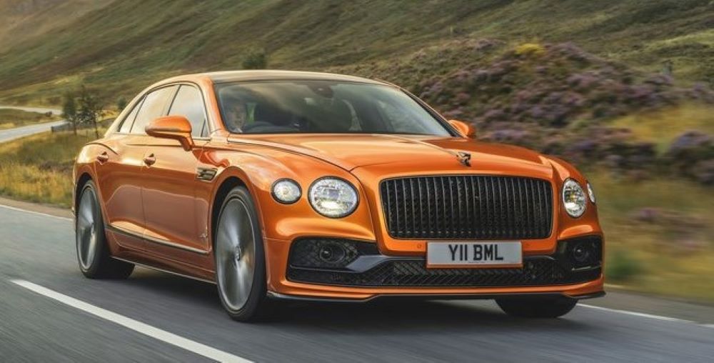 Laranja 2023 Bentley Continental Flying Spur Speed ​​na estrada