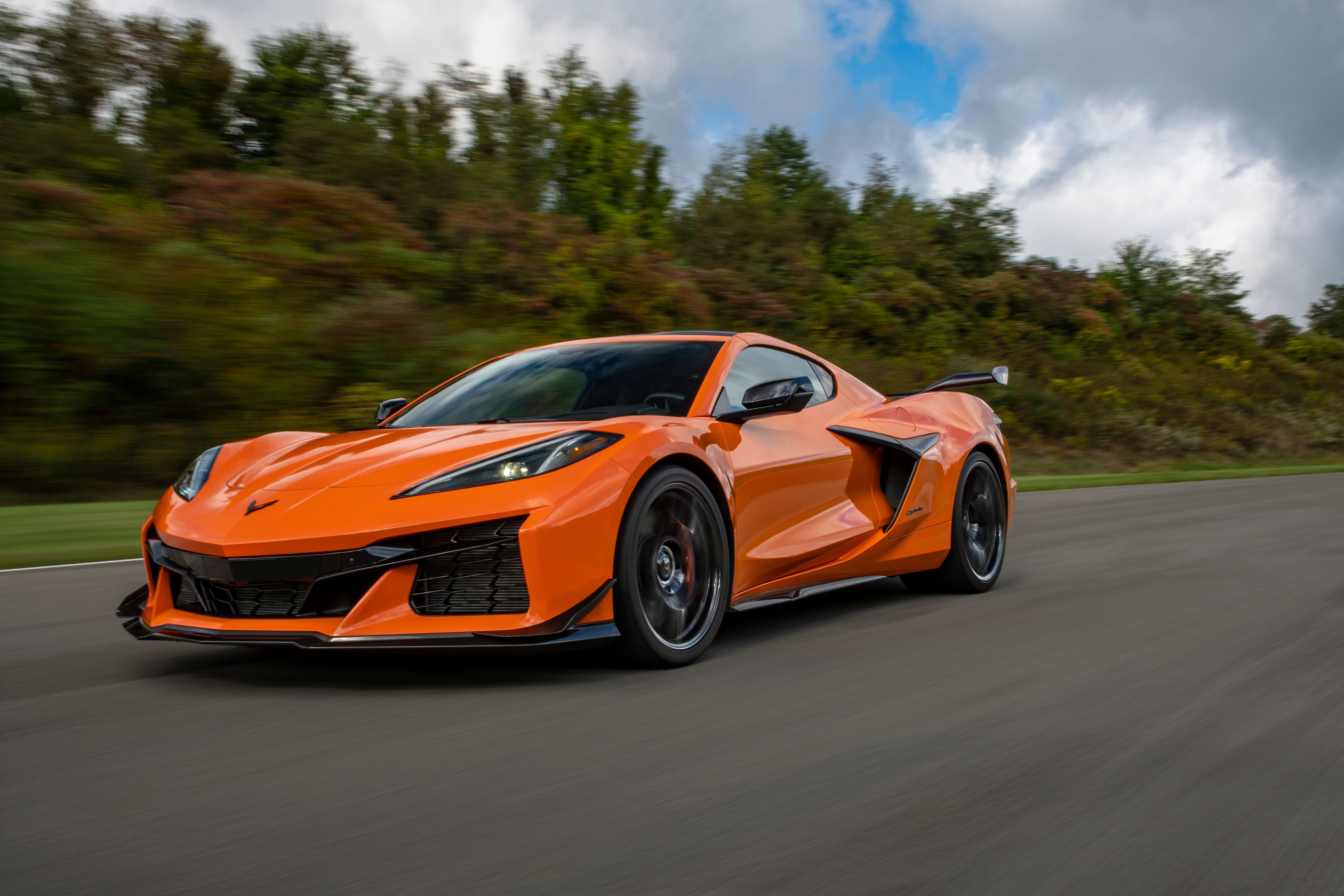 2023 Chevy Corvette Z06 apresenta vista lateral frontal