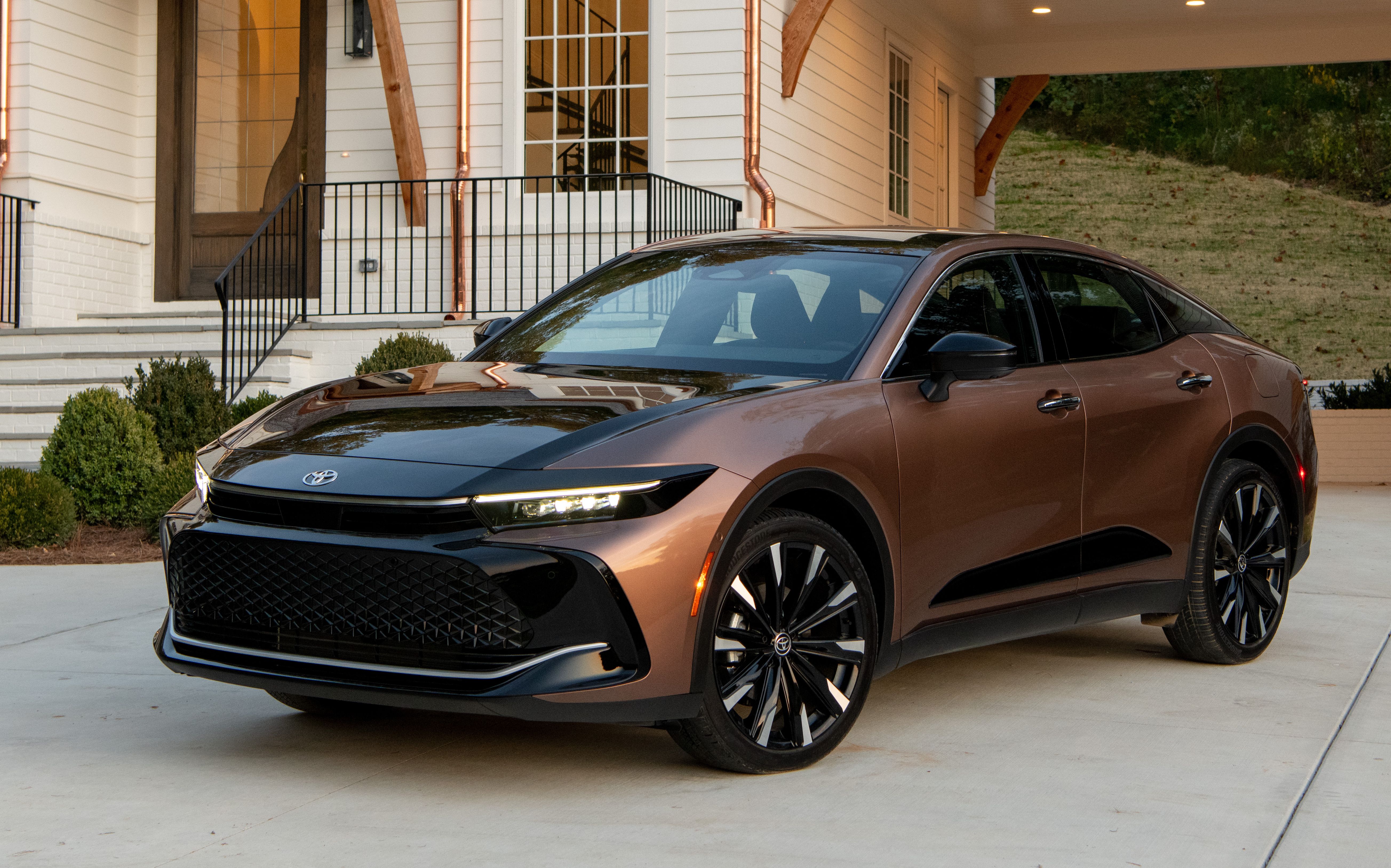 Vista frontal do Toyota Crown Bronze Age