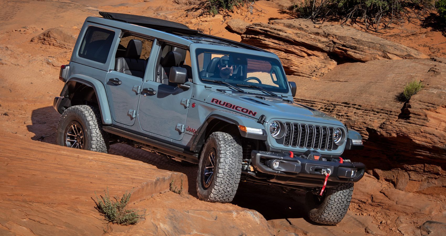 Vista frontal de um Jeep Wrangler Rubicon 2024.