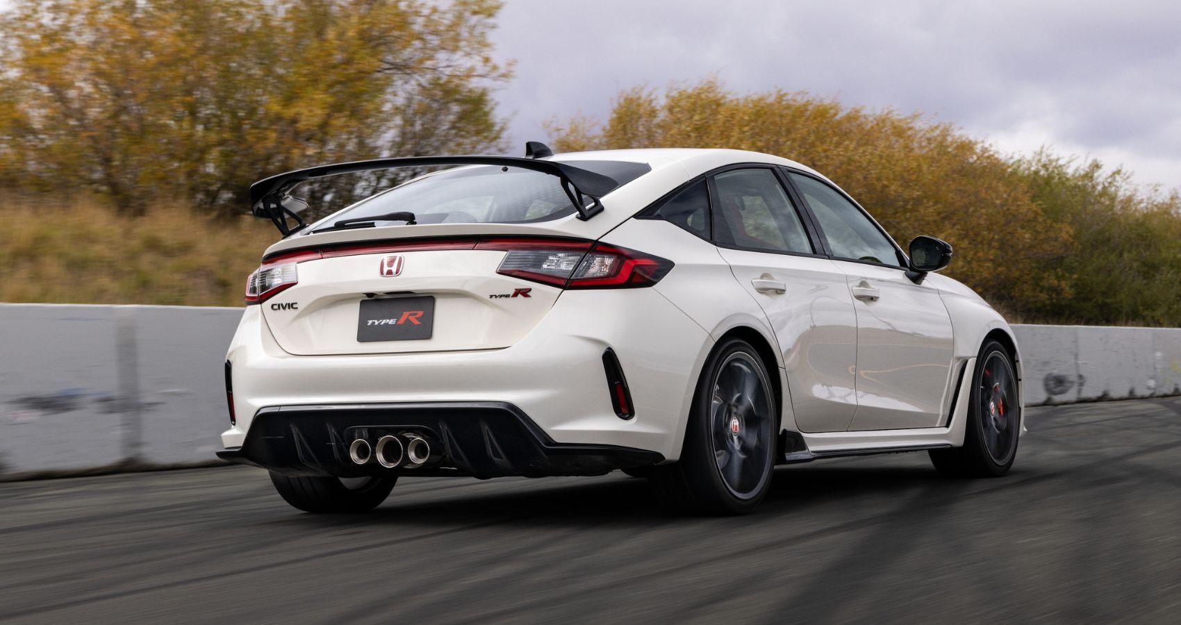 Vista lateral traseira de um Honda Civic Type R 2023.