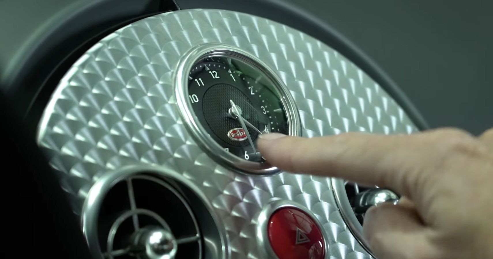 Relógio Bugatti Veyron dentro do supercarro