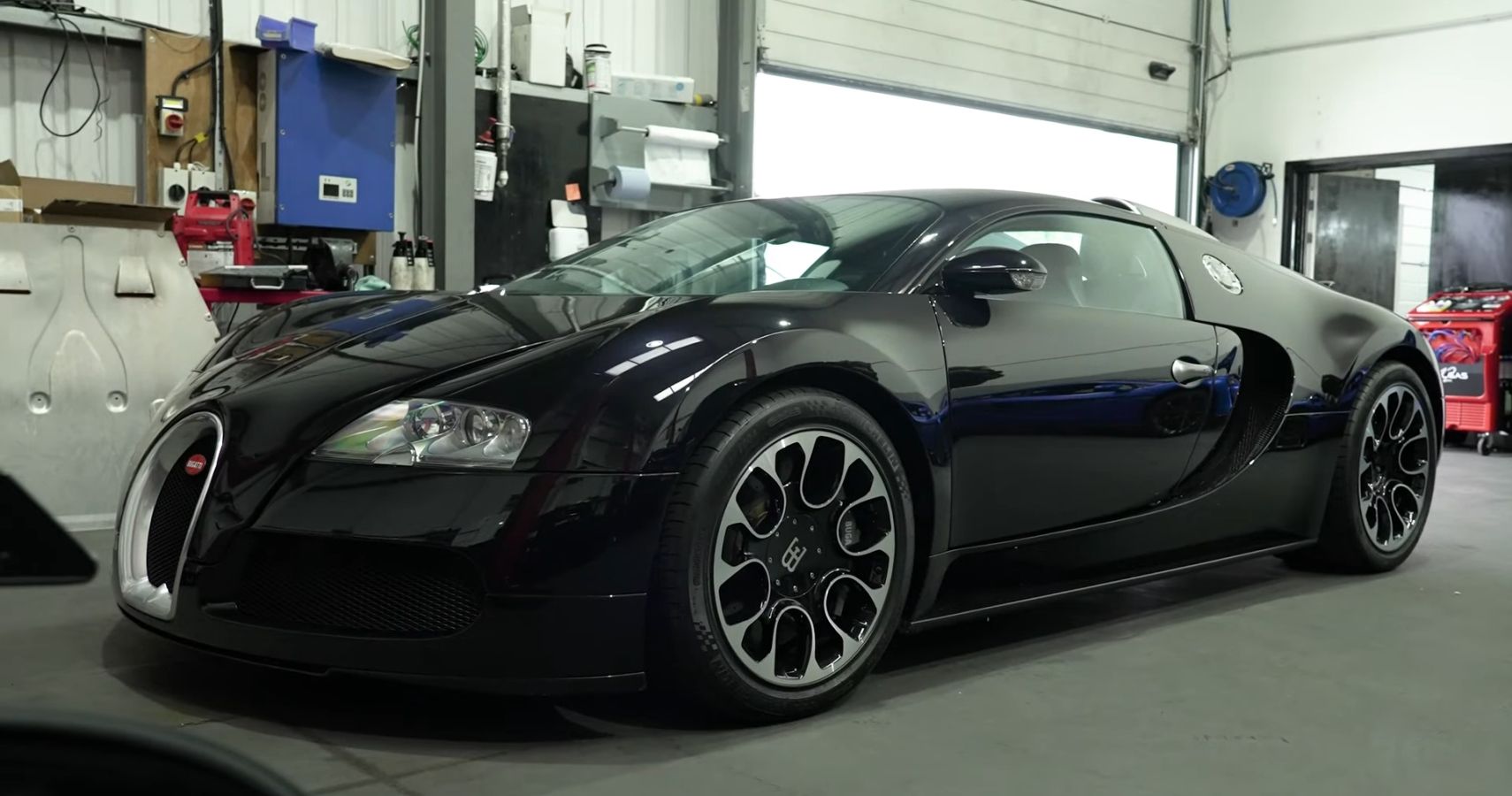 Bugatti Veyron Front Quarter View estacionado