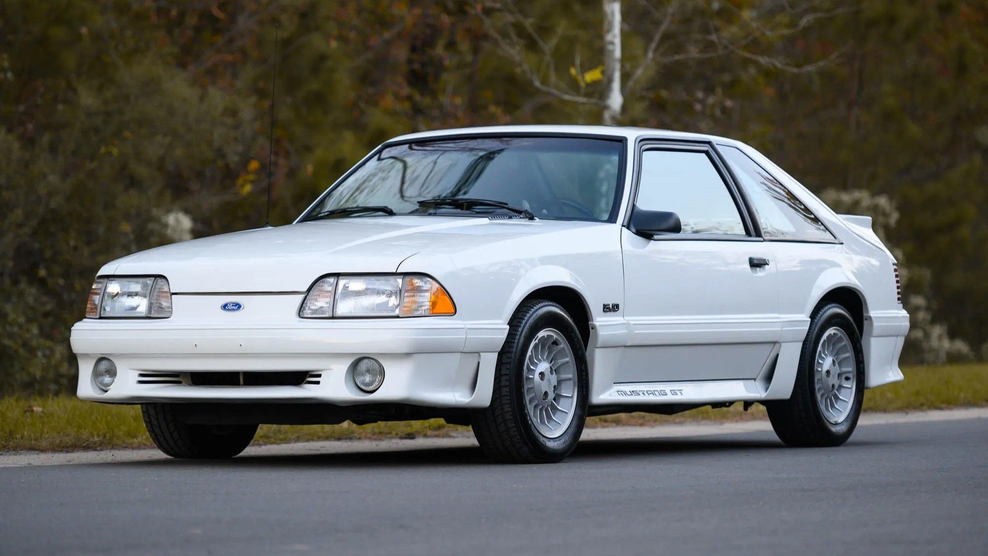 Ford Mustang GT branco 1992