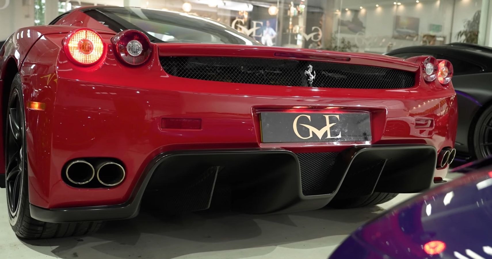 Ferrari Enzo Rear Quarter View acelerando o motor